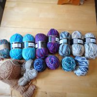 Wollknäuel und Garnreste verschiedene Farben