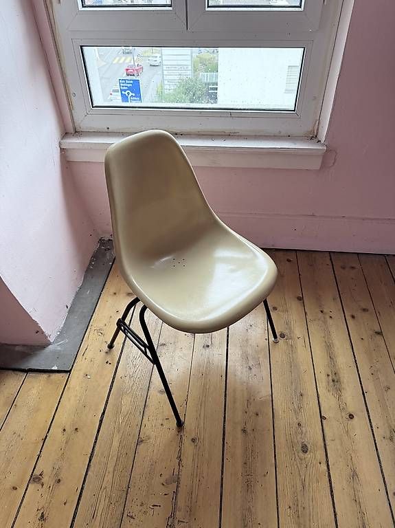Stühle: Eames Side Chair Fiberglass – Gebraucht aus Ennetbaden von Daviciii