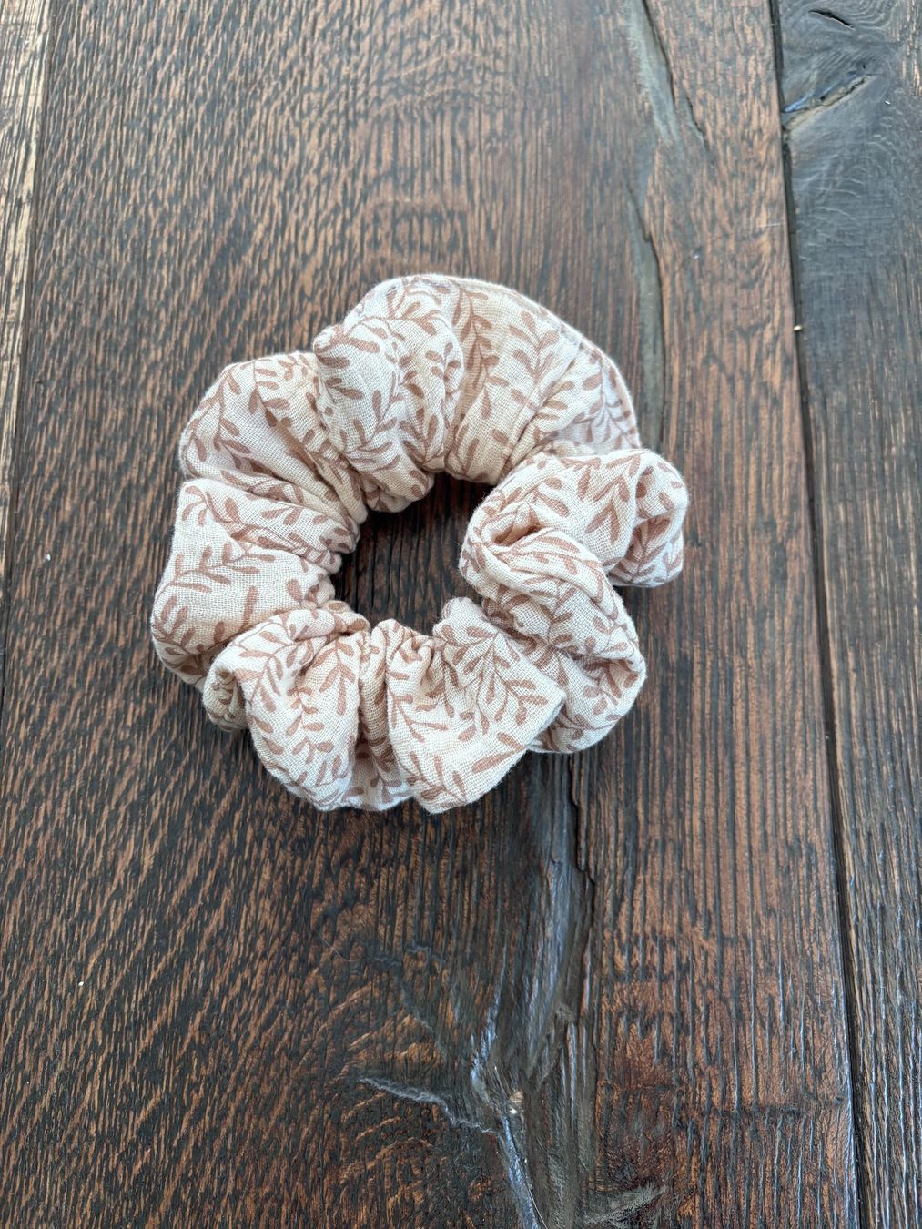 Accessori per capelli: Haargummi Scrunchie mit Blattmuster Musselinstoff – Nuovo (secondo la descrizione) da St. Niklaus VS venduto da loumonrohandmade