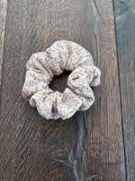Haargummi Scrunchie mit Blattmuster Musselinstoff