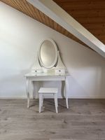 Weisser Vintage-Schminktisch mit Hocker