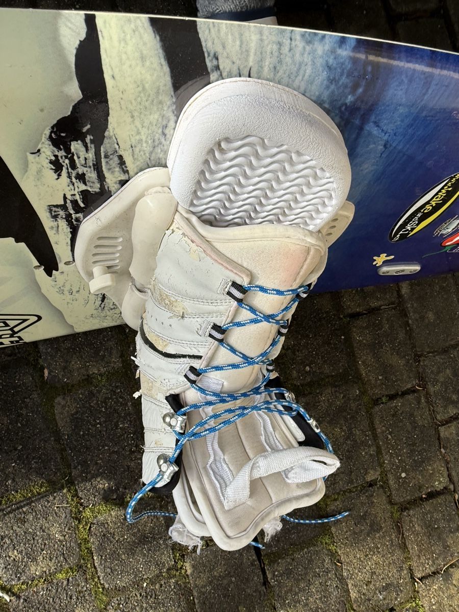 Tavole da surf e di nuoto: Wakeboard Hyperlite inkl. Bindung, gebraucht – Usato da Aarau venduto da Gregor.Quattro5000 3