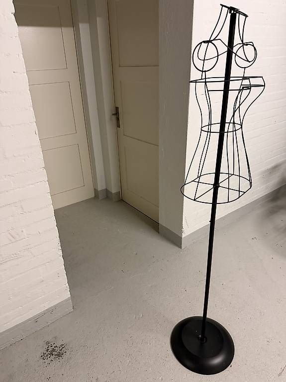 Autres décorations & accessoires: IKEA Schneiderbüste / Kleiderständer Metall NEUWERTIG – D'occasion à Wallisellen par bid_sbr9 1