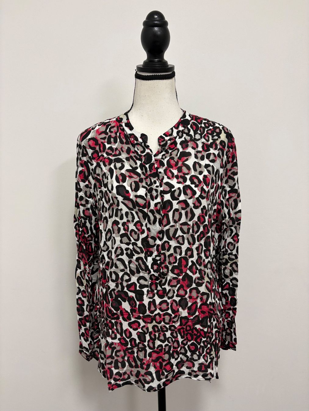 Brax Camicette: Brax Bluse mit Leo-Print pink grau Viskose 40 – Nuovo (secondo la descrizione) da Regensdorf venduto da secondchancefashion