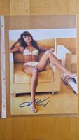 Carla Gugino, Original Autogramm auf Grossfoto in Farbe