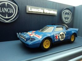 Lancia Stratos 1/43 in handgefertigter Präsentationsvitrine