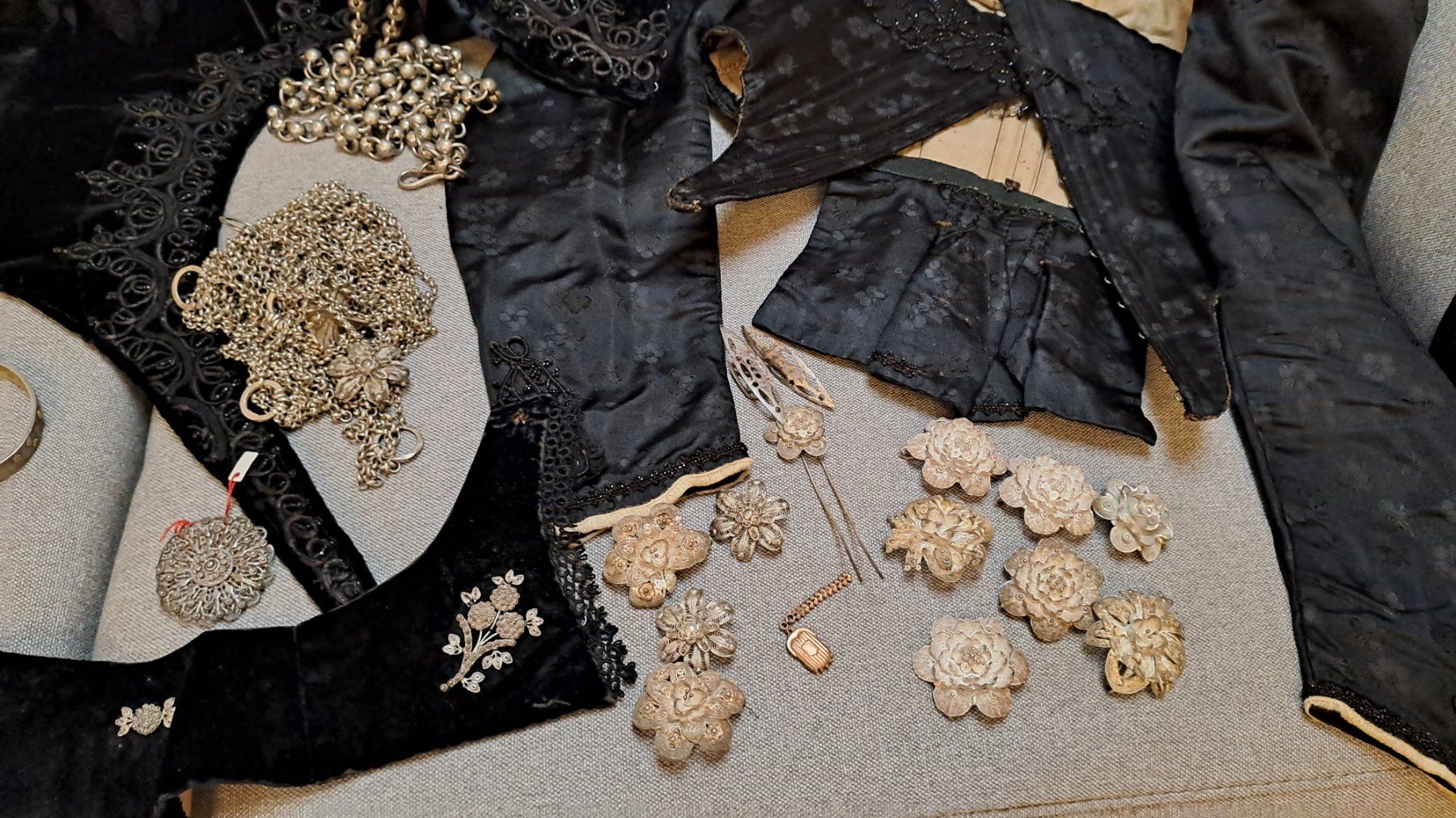 Vestiti: Alte schwarze Berner Festtagstracht – Usato da Subingen venduto da pat_j5m9 3