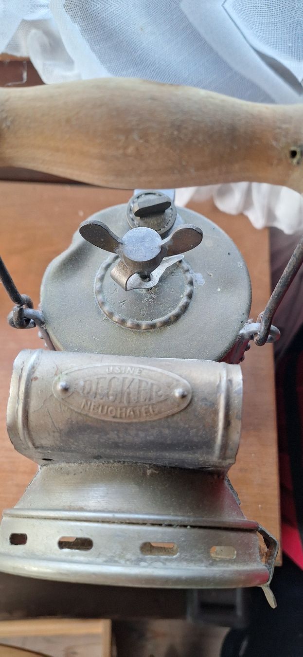 Lampade: Alte Becker Neuchâtel Lampe, Glas defekt – Difettoso da Männedorf venduto da Livingston 1