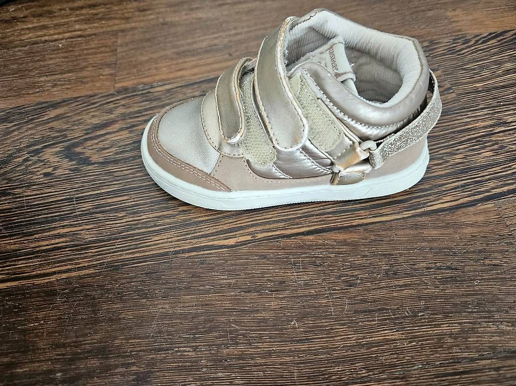 Chaussures filles: Sneaker Gold, Mayoral Grösse 23 – D'occasion à Bassersdorf par sanjanka