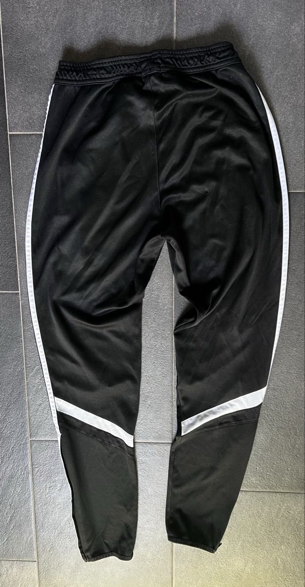 Adidas Hosen: Adidas Trainingshose schwarz – Gebraucht aus Wil / ZH von Fellow16 1