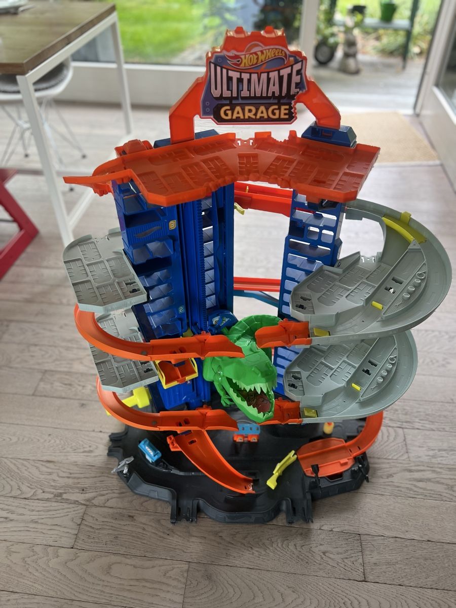 Hot Wheels Giocattoli: Hot Wheels Garage – Usato da Horgen venduto da Epinas
