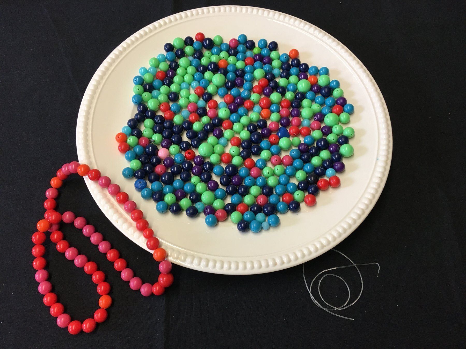 Perles (synthétiques): Kunststoff Perlen / Beads, ca. 435 gr. – D'occasion à Schaffhausen par sparzone 2
