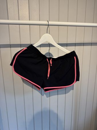 Sportshorts schwarz mit pinkem Rand gebraucht