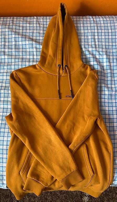 Pullover & Sweatshirts: Sweat à capuche C&A taille M ? couleur ocre – Gebraucht aus Marin-Epagnier von Juventino_29