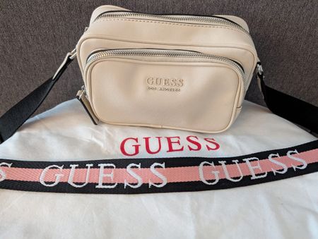 Guess Handtasche creme mit Staubbeutel & Logo-Gurt 🍦✨
