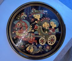 Keramik Wandteller Kutsche mit Personen und einem Hund 32cm