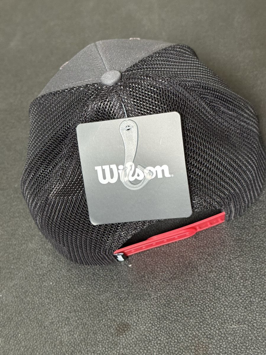 Copricapi, berretti & cappellini: Never used Wilson golf trucker-style cap – Nuovo e nell'imballaggio originale da Horgen venduto da thesilverarrow 2