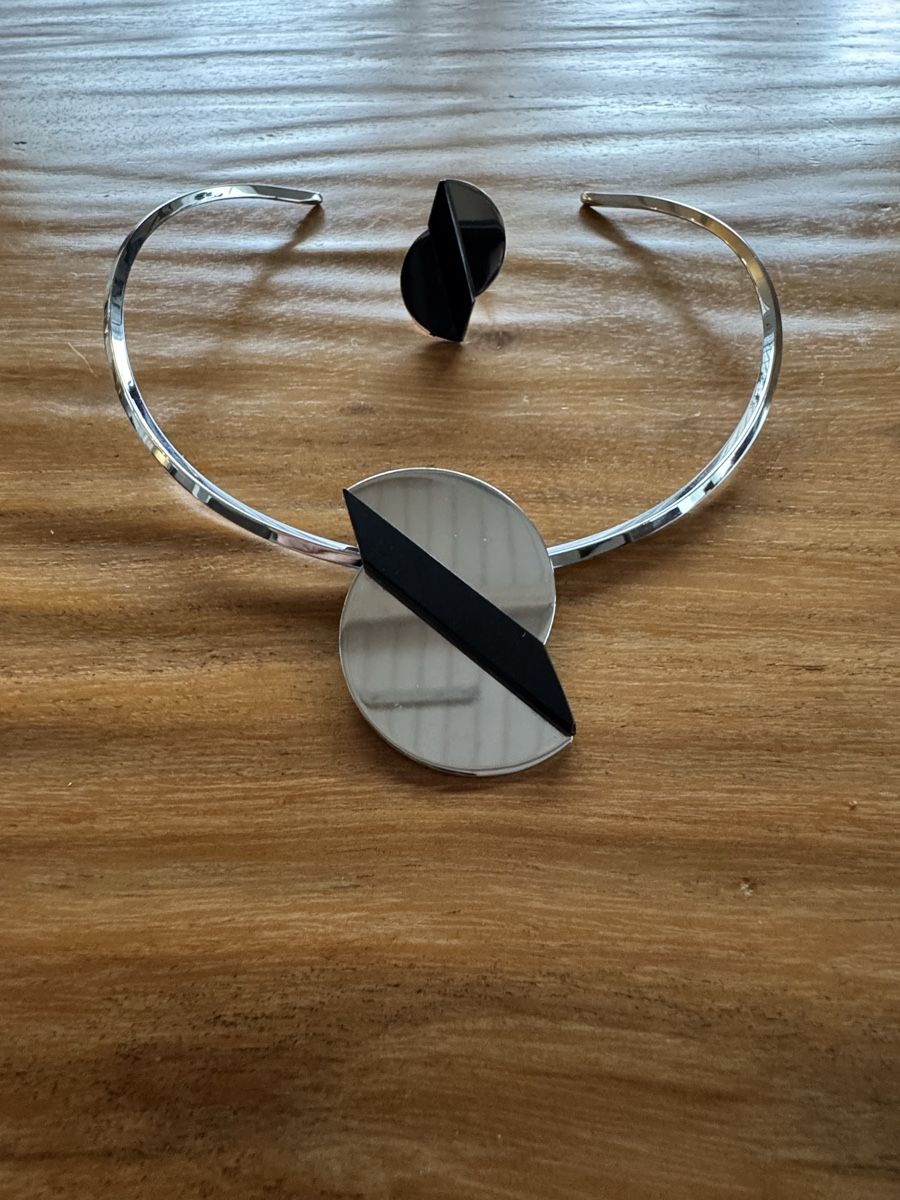 Catenine: Collier + Bague géométrique argentée et noire – Usato da Porrentruy venduto da RicaJU