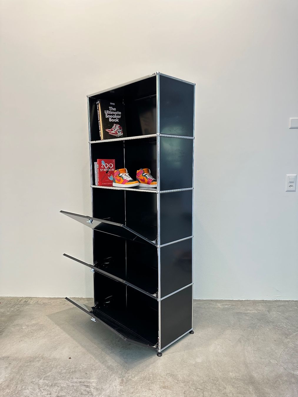 USM Regale: USM Highboard 1x5 grafitschwarz, Top Zustand – Gebraucht aus Grenchen von Design-Outlet 8