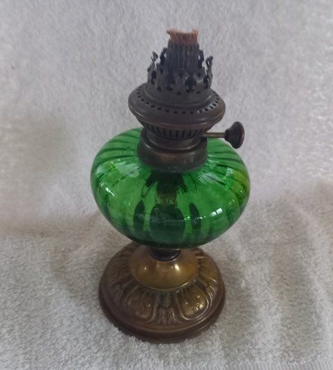 Lampe à pétrole ancienne - Laiton et verre rose décoré - Décoration