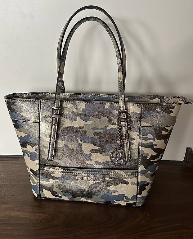 Sacs femmes: Guess Tasche  – D'occasion à Attinghausen par MelanieIneichen