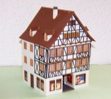 Faller H0 421:  Stadthaus mit Fachwerk + Passage, Fertigbau