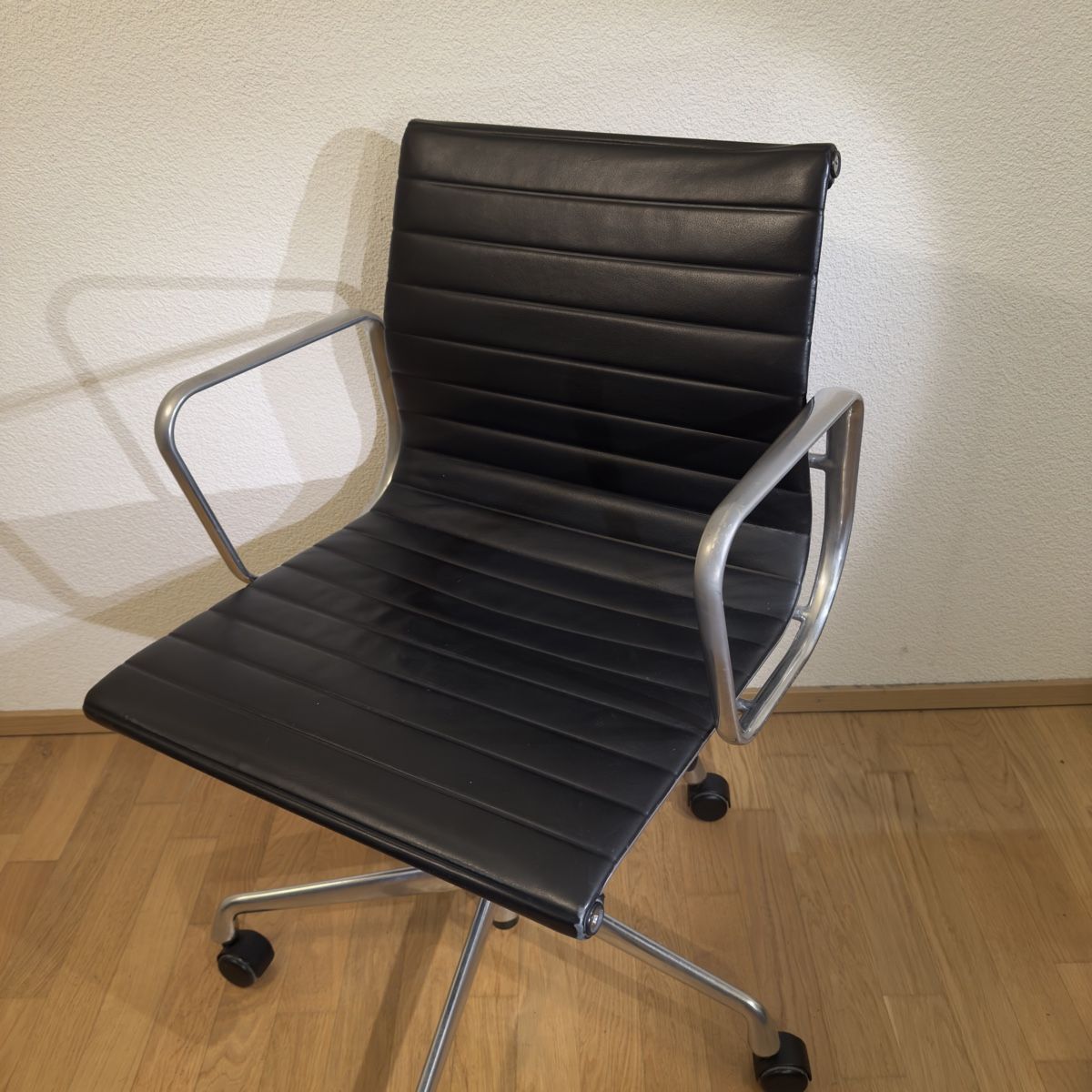Eames Chaises: Vitra Eames Aluminium Chair EA 117 – D'occasion à Ulisbach par Mithrandirr 1