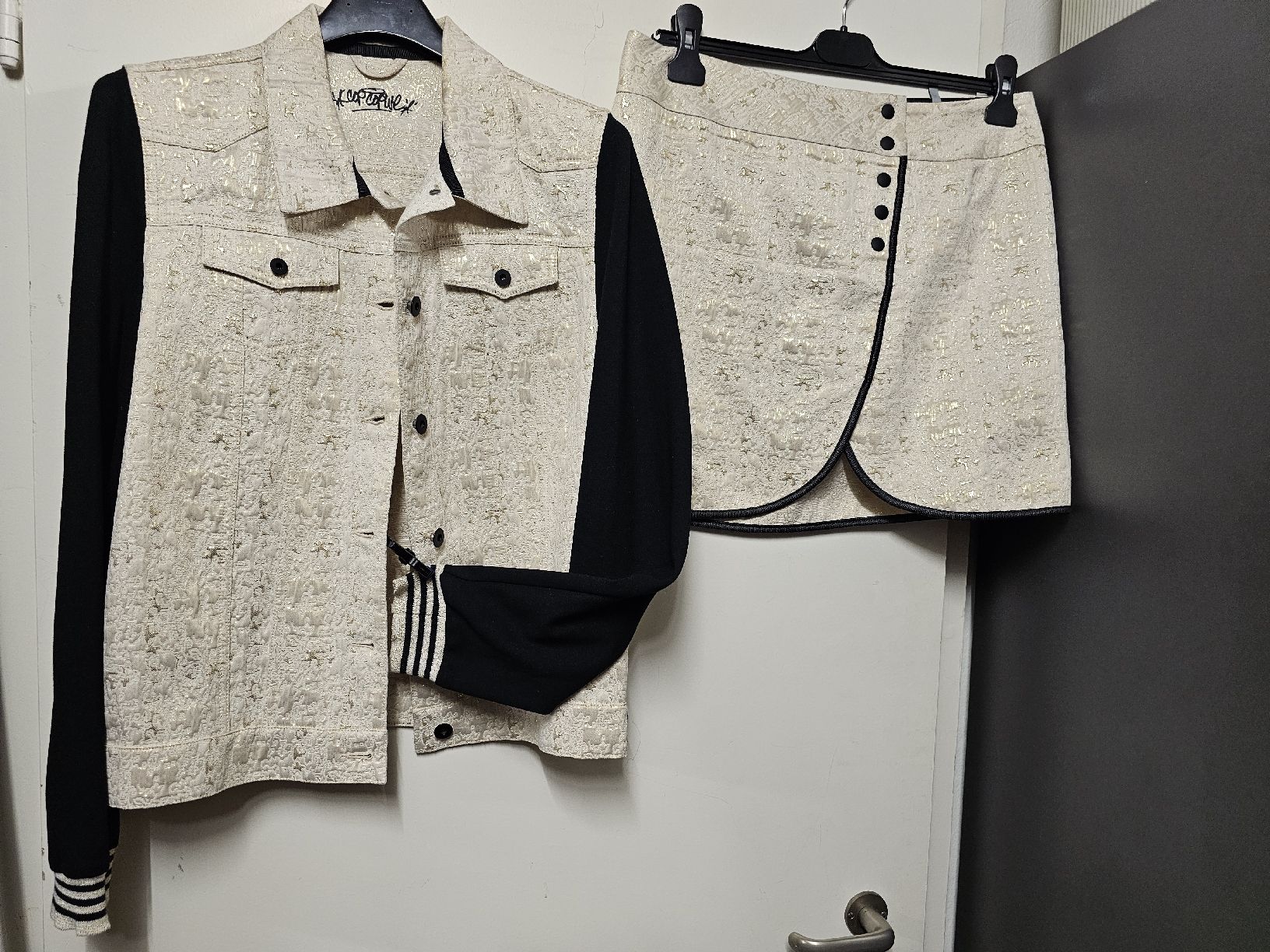 Giacche: Ensemble Neuf/Veste et Jupe/ Beige/Doré "Cop-Copine" – Nuovo (secondo la descrizione) da Basel venduto da Paloma6261 9