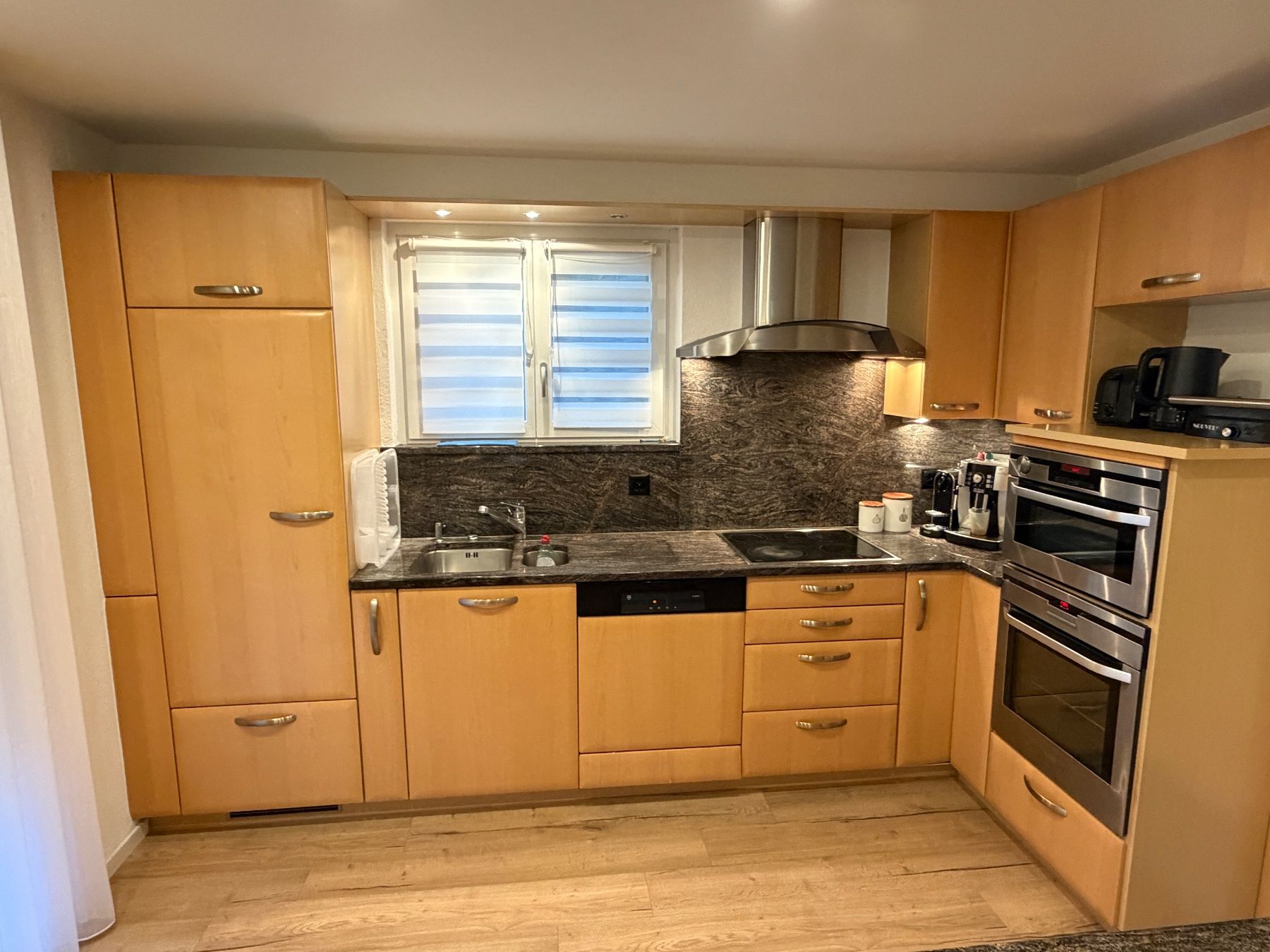 V-Zug Cucine complete: Top Einbauküche mit Geräten, Buche hell, super Zustand! – Usato da Schlieren venduto da gen_96ns 1