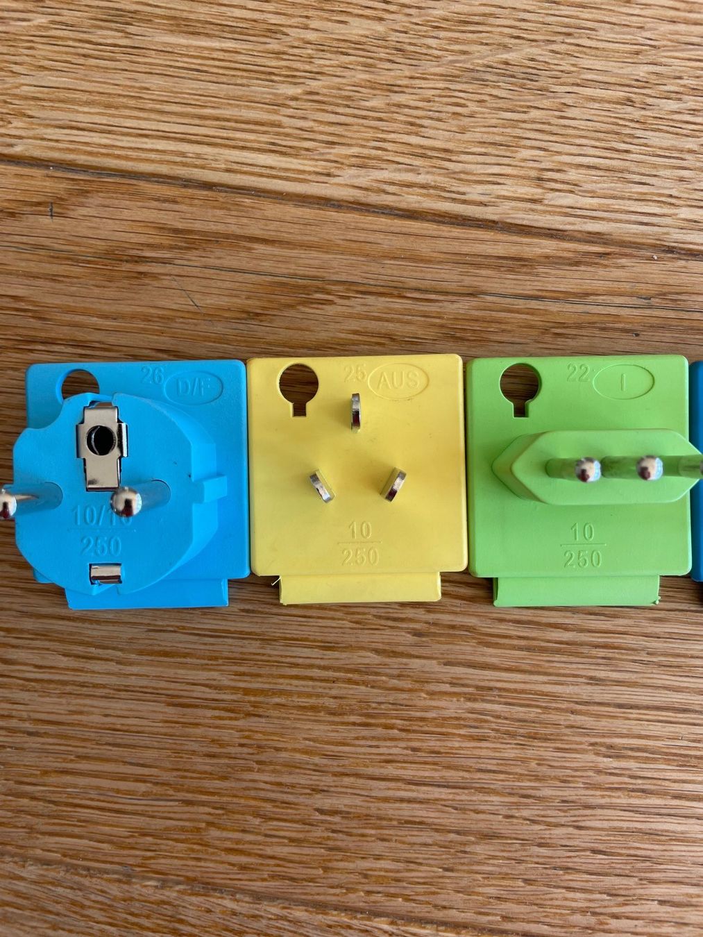 Lecteurs & Adaptateurs: Reiseadapter Universal Set mit Tasche – Neuf (Voir description) à Zürich par mav_ptv5 2