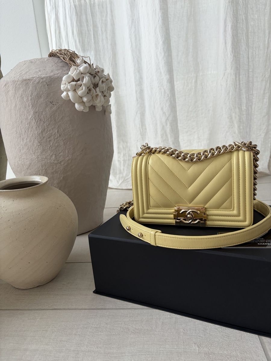 Chanel Borse da donna: Chanel le Boy Mini Chevron jaune tendre  – Usato da Port venduto da Flaconoir 1