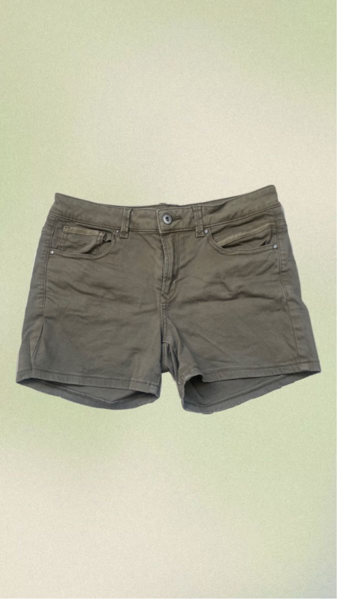Jeans: Olive grüne Shorts, Gr. 36 – Usato da Mülligen venduto da locademalaga