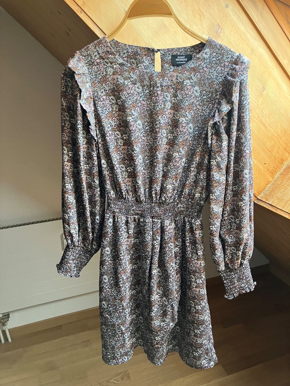 Avant Premiere Vestiti: geblümtes Herbst-Kleid Gr. 34 – Usato da St. Gallen venduto da andreav.