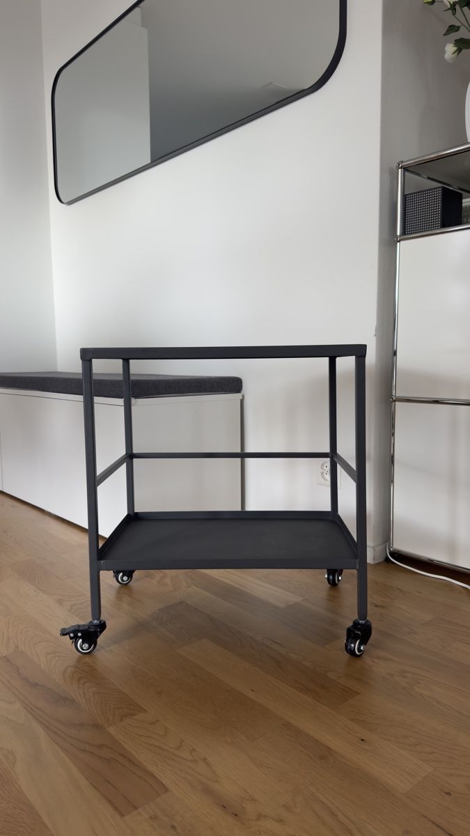 Carrelli di servizio: Minimalistischer Servierwagen Aluminium dunkelgrau – Usato da Zürich venduto da ann_xpv6 1