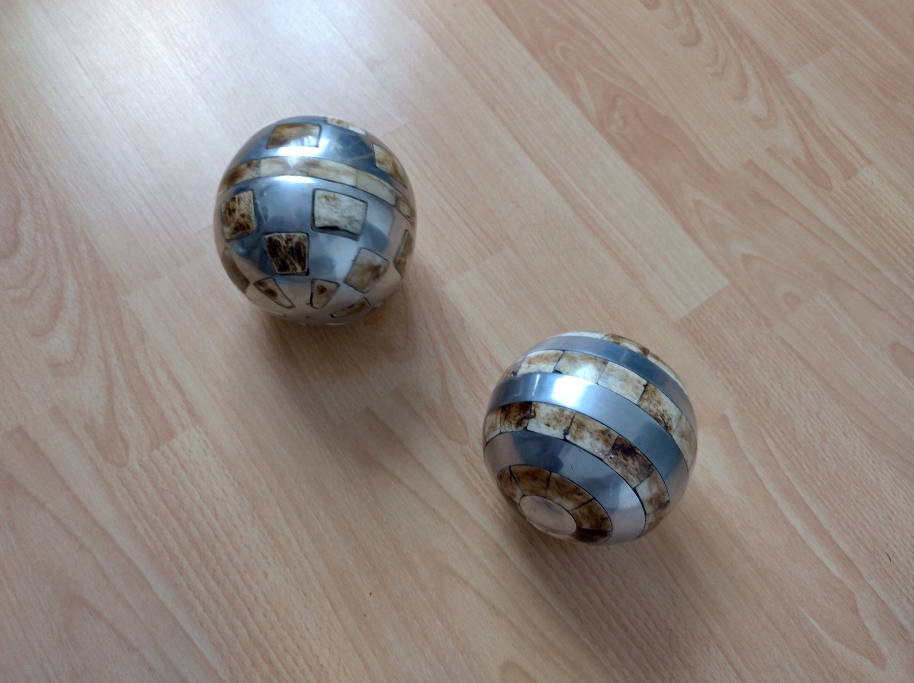 Tutte le decorazioni: DEKOR KUGELN HOLZ MIT SILBER – Usato da Romanshorn venduto da Stubsinator