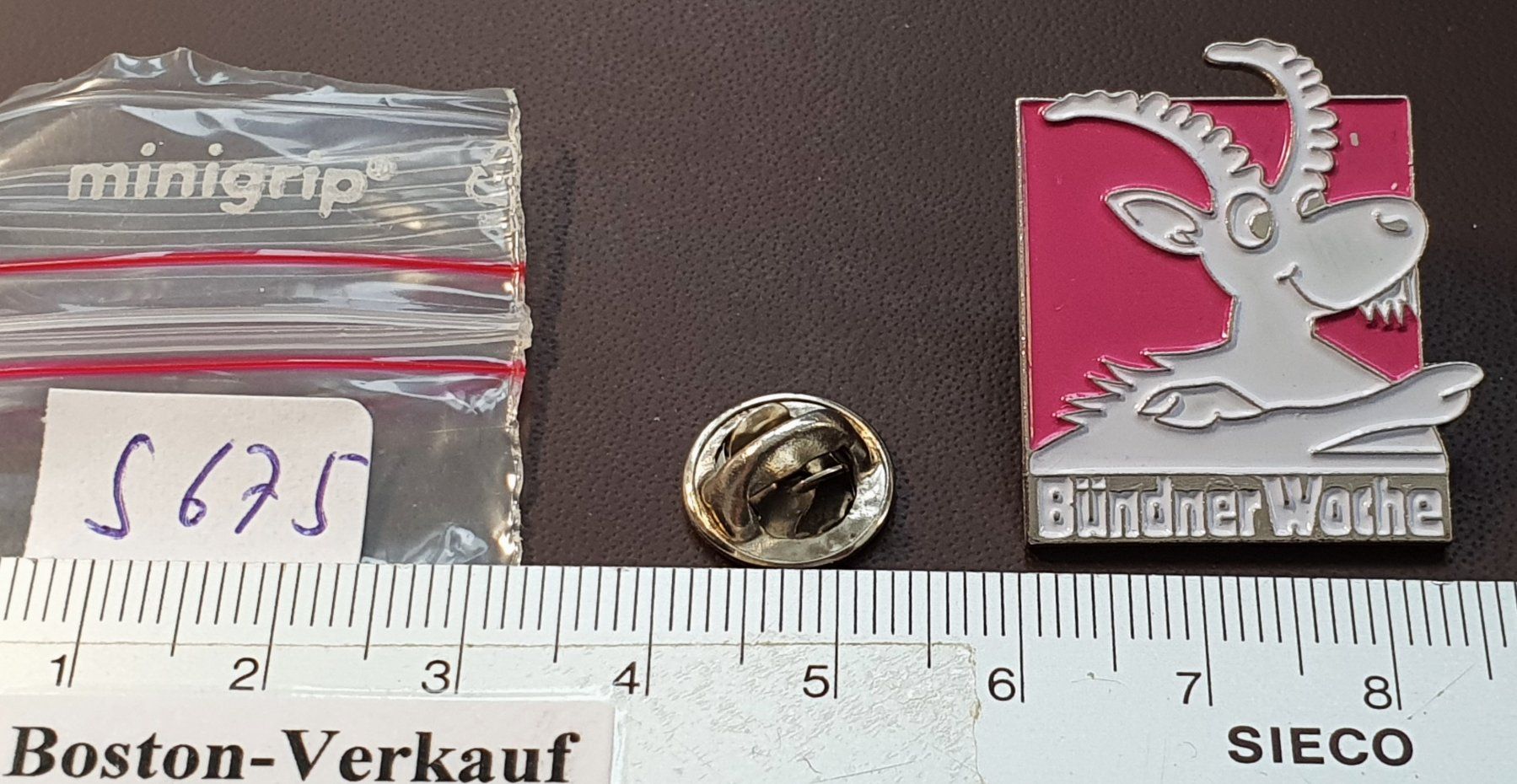 Placchette & Badge: S675 - Pin Steinbock Bündner Woche Zeitung – Usato da Reinach BL venduto da Boston-Verkauf 1