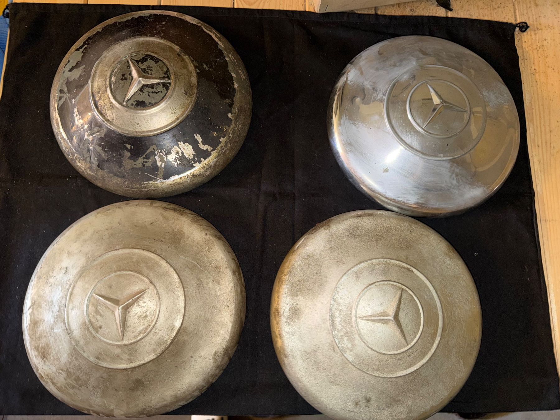 Mercedes-Benz Tutti pezzi di ricambio auto: 4 Originale Mercedes Radkappen Oldtimer gebraucht – Usato da Luzern venduto da Basa73
