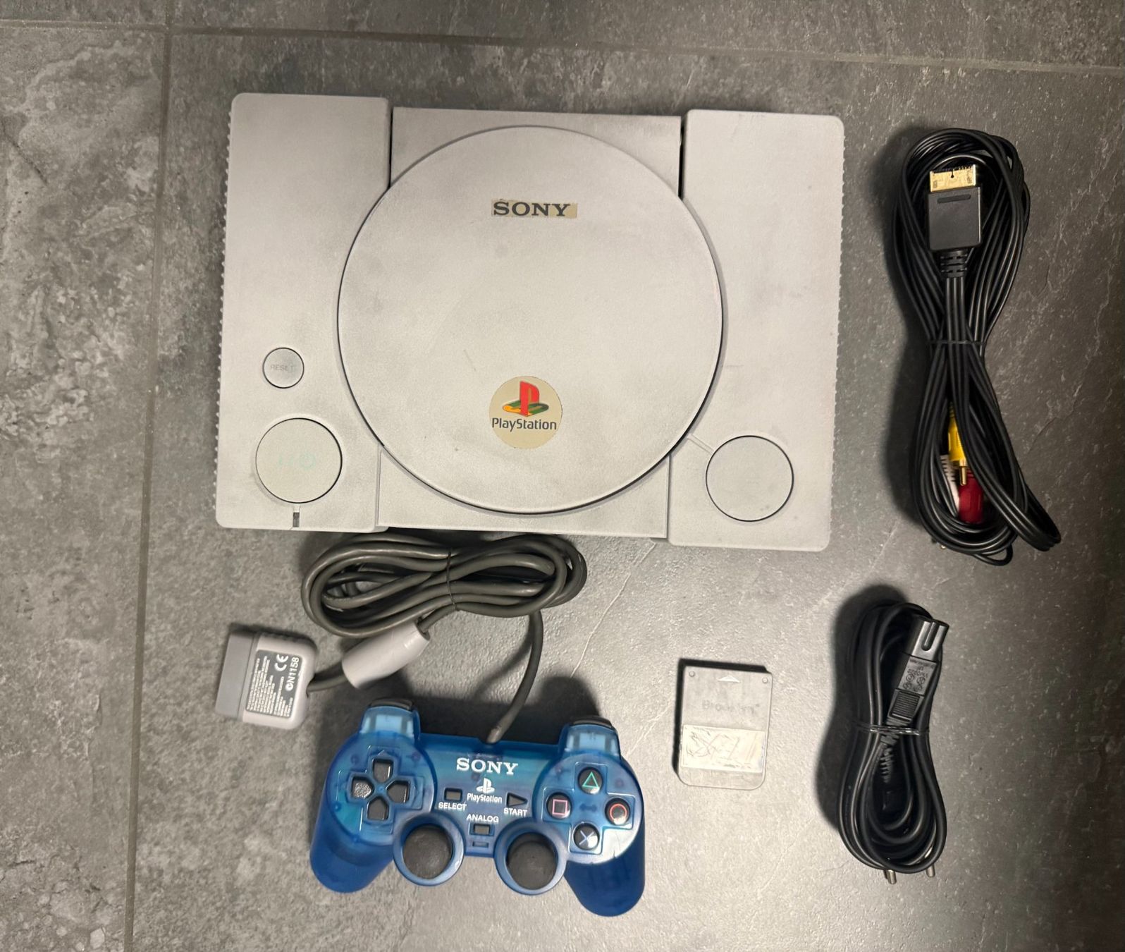Sony Consoles: Console Sony Playstation 1 - PS1 – D'occasion à Pont-de-la-Morge par Darfal
