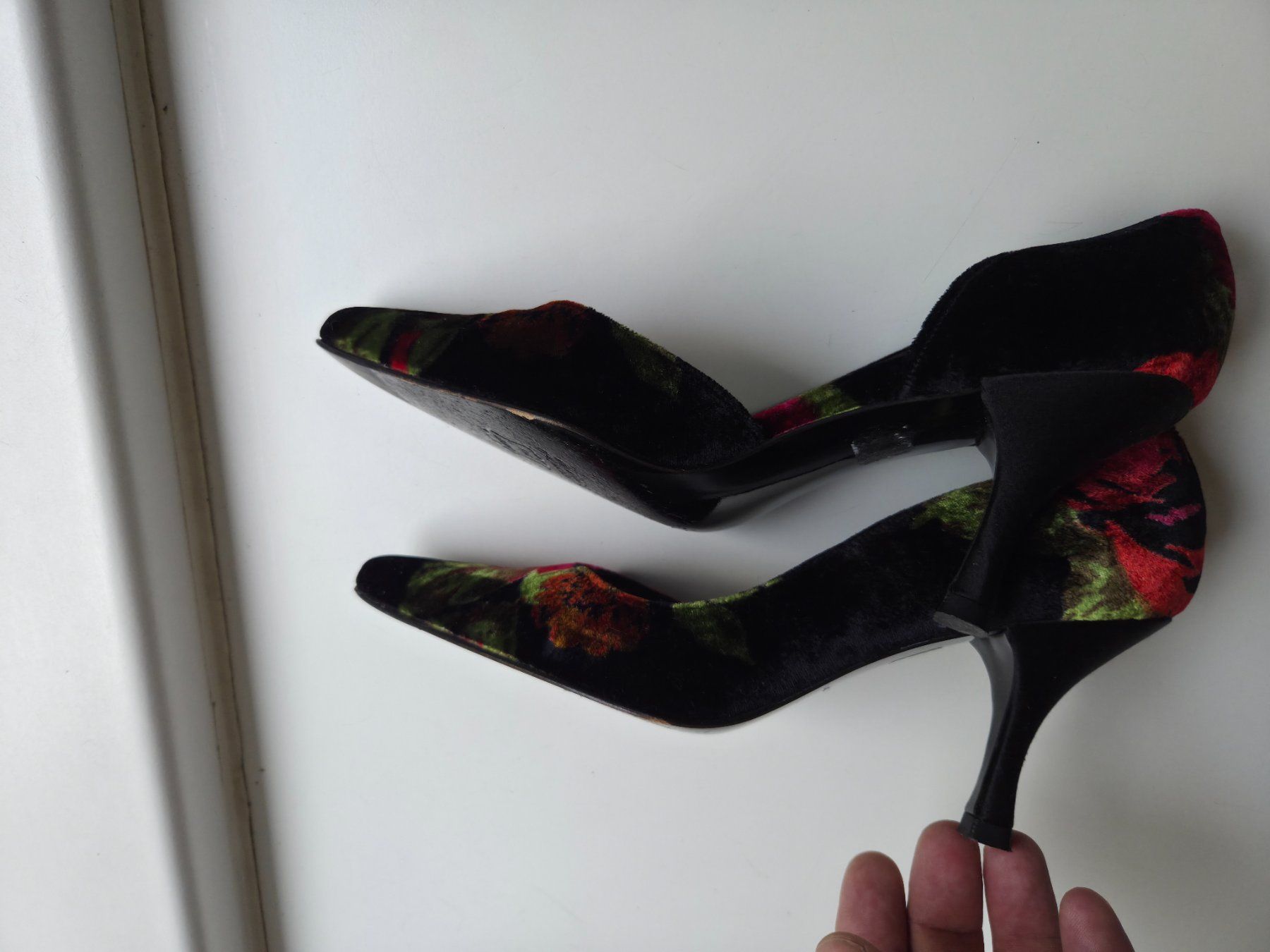 Stuart Weitzman Damenschuhe: Stuart Weitzman Velvet Pumps 37.5 🌹✨ – Gebraucht aus Zürich von ant_m569 2