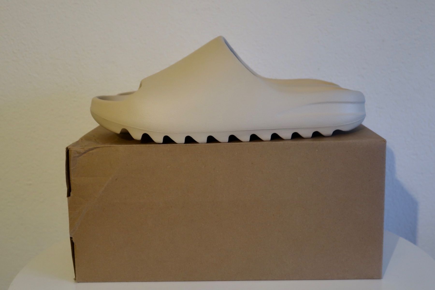 Adidas Herrenschuhe: adidas Yeezy SLIDE „Bone“ – Neu und originalverpackt aus Freienbach von Badi1980