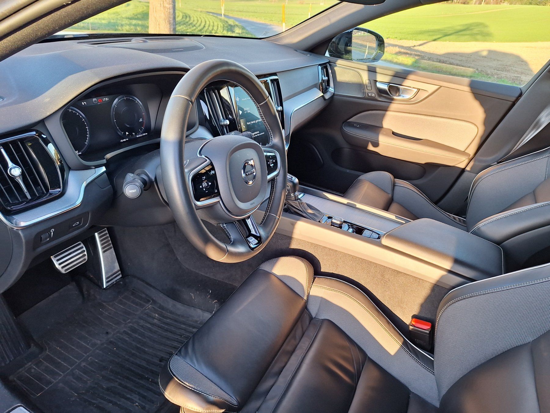 Volvo Automobili: Volvo V60 2.0 D4 R-Design AWD – Usato da Bern venduto da HSBZaeune 7