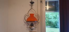 Antike Wandlampe mit Keramik-Blumen und orange Schirmlampe