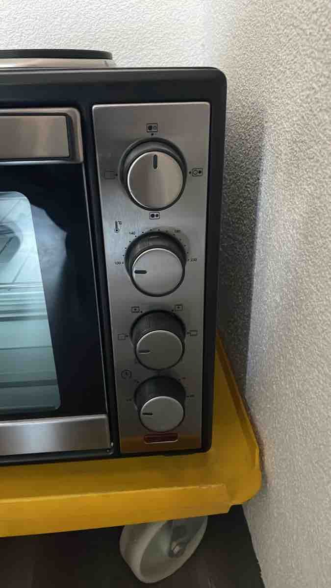 Küchengeräte: Kompakter Backofen mit zwei Herdplatten schwarz – Gebraucht aus Wiedlisbach von Kosolov 2