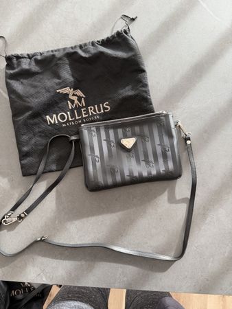 Maison Mollerus Tamins – Schwarz mit silbernem Logo