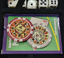 Pokerset mit Spielkarten und Wuerfel
