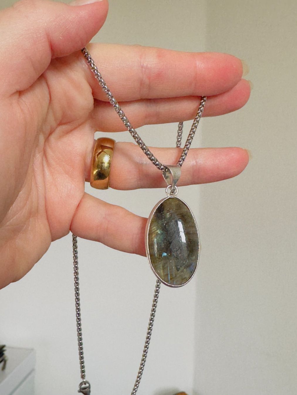 Ketten: Fashionable labradorite necklace – Neu und originalverpackt aus Genève von AGBERG 1