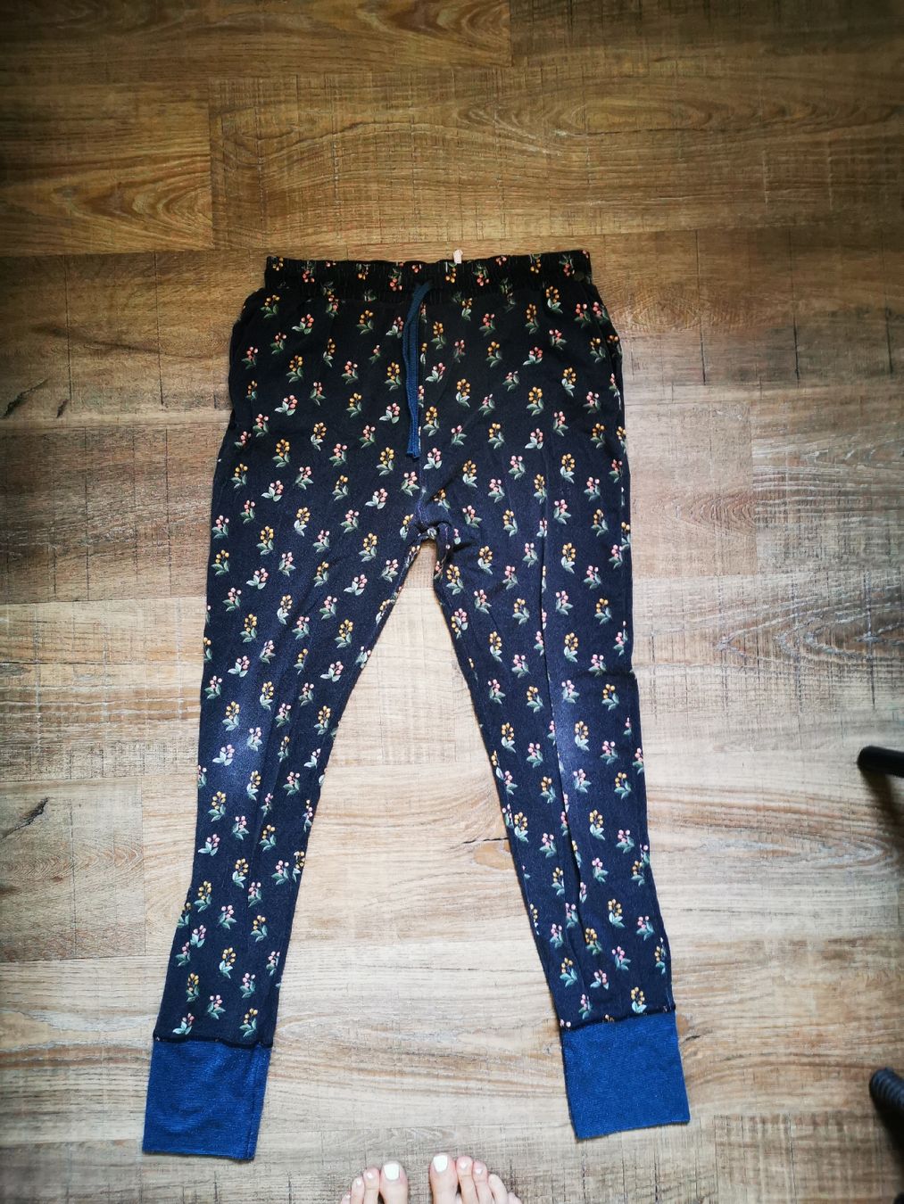 Pantaloni: Gemütliche Stoffhose mit Blumenmuster, Grösse M – Usato da Balsthal venduto da Leila_Luna