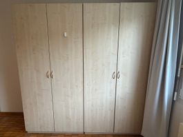 Grosser Schrank mit vielen Tablaren - günstig abzugeben