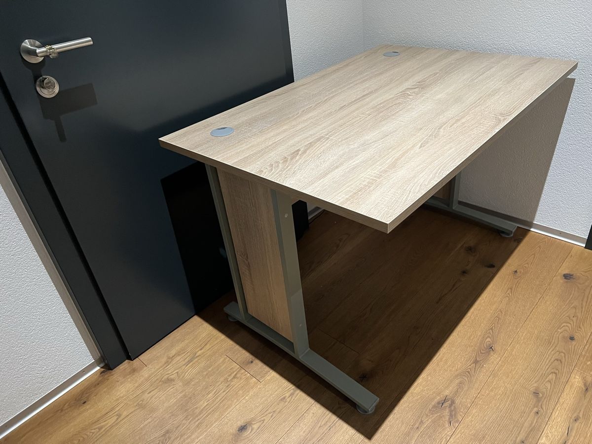 Bureaux: Bürotisch – D'occasion à Stalden VS par Sandro_Regotz