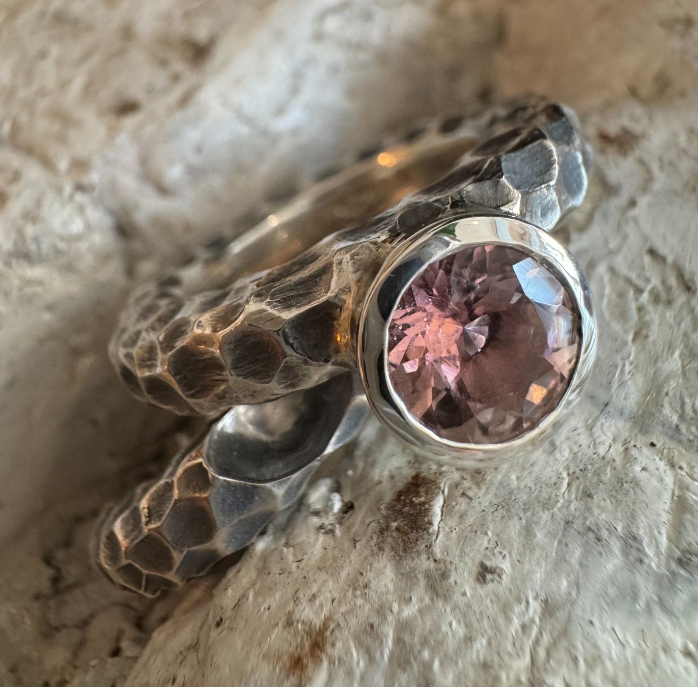 Anelli: Zwei Ringe zu einem Ganzen "Pink Turmalin" – Nuovo e nell'imballaggio originale da Jona venduto da Herzschmiede 5